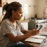 Empreendedora negra aprendendo como parcelar o DAS atrasado do MEI pelo celular
